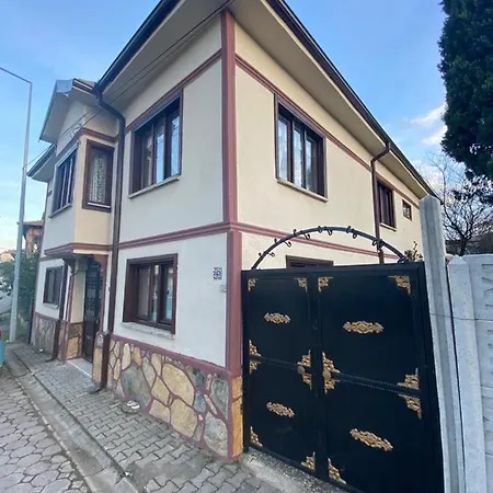 3 Bedroom House With Garden *
