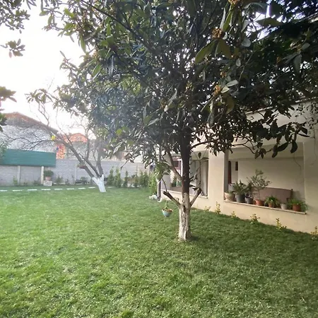 3 Bedroom House With Garden Daire *